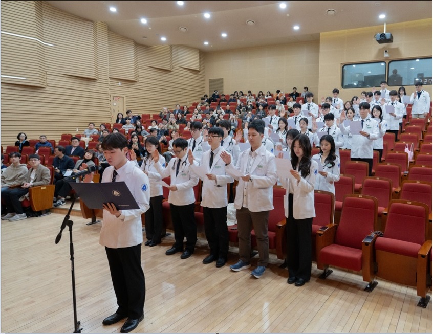 2026학년도 흰가운 착복식2.jpg 이미지를 클릭하시면 원본크기를 보실 수 있습니다.