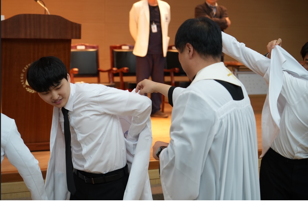 2026학년도 흰가운 착복식3.jpg 이미지를 클릭하시면 원본크기를 보실 수 있습니다.