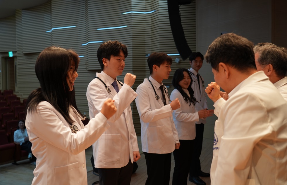 2026학년도 흰가운 착복식4.jpg 이미지를 클릭하시면 원본크기를 보실 수 있습니다.