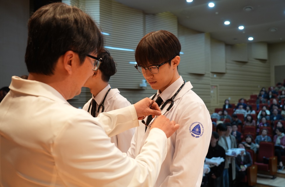 2026학년도 흰가운 착복식5.jpg 이미지를 클릭하시면 원본크기를 보실 수 있습니다.